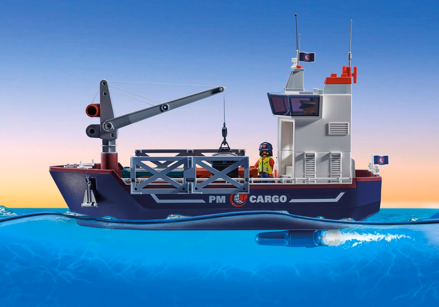 Buque de carga con barco