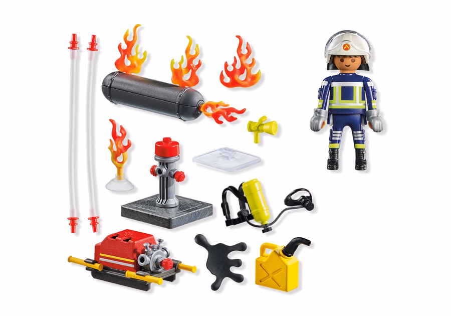 Bombero con bomba de agua