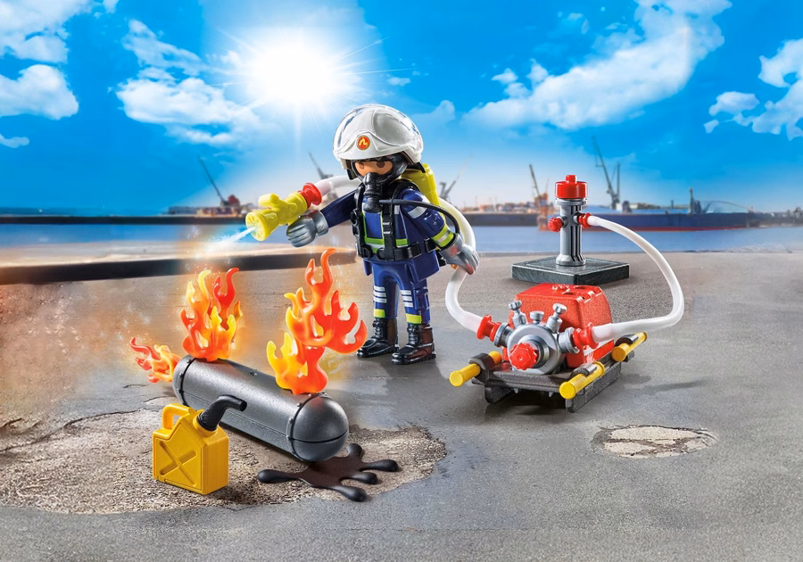 Bombero con bomba de agua