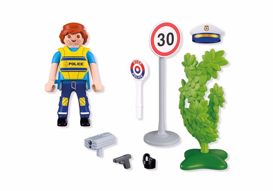 Agente de policía con detector de velocidad