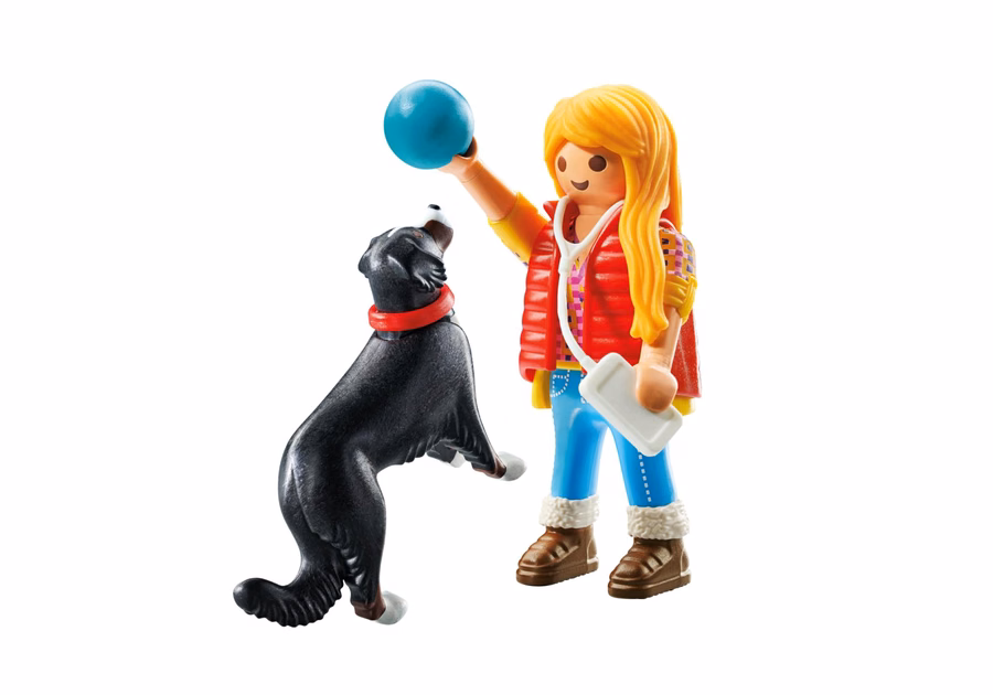 Mujer con perro de montaña